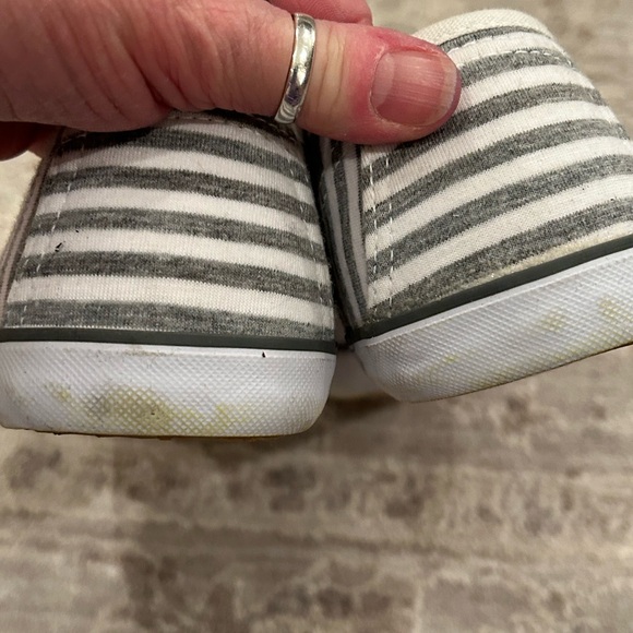 Soho Women’s Sz 9.5 Casual Ballet Flat Shoe Comfort Gray Stripe Slip On Low Top - Picture 4 of 7